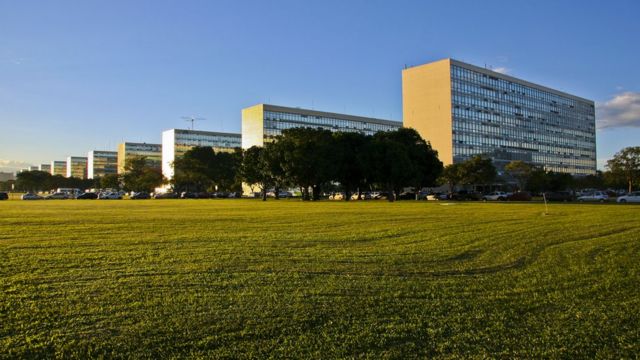 Conforme o crescimento da inflação do país, temos já uma nova projeção do valor do salário mínimo de 2022 para os brasileiros! Confira: