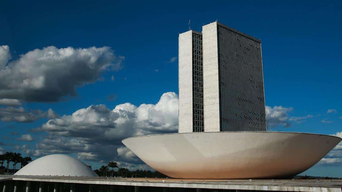 Durante essa semana, estava prevista uma votação para ser aprovado o 14º salário em uma das comissões da Câmara dos Deputados. Confira: