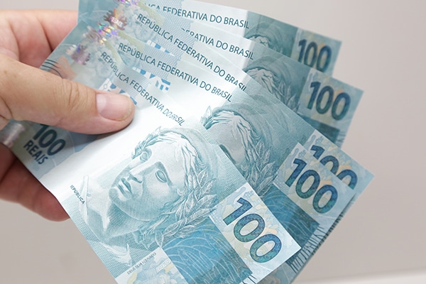 Auxílio Caminhoneiro vai pagar benefício de R$1000 para cadastrados no programa.