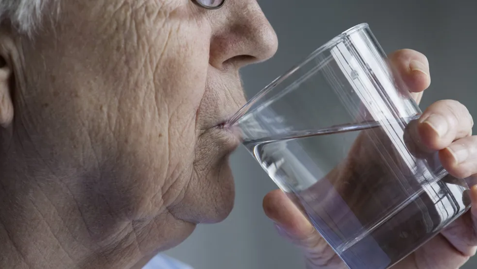 Beber água é fundamental para se manter saudável no calor. (Fonte: Reprodução/istockphoto)