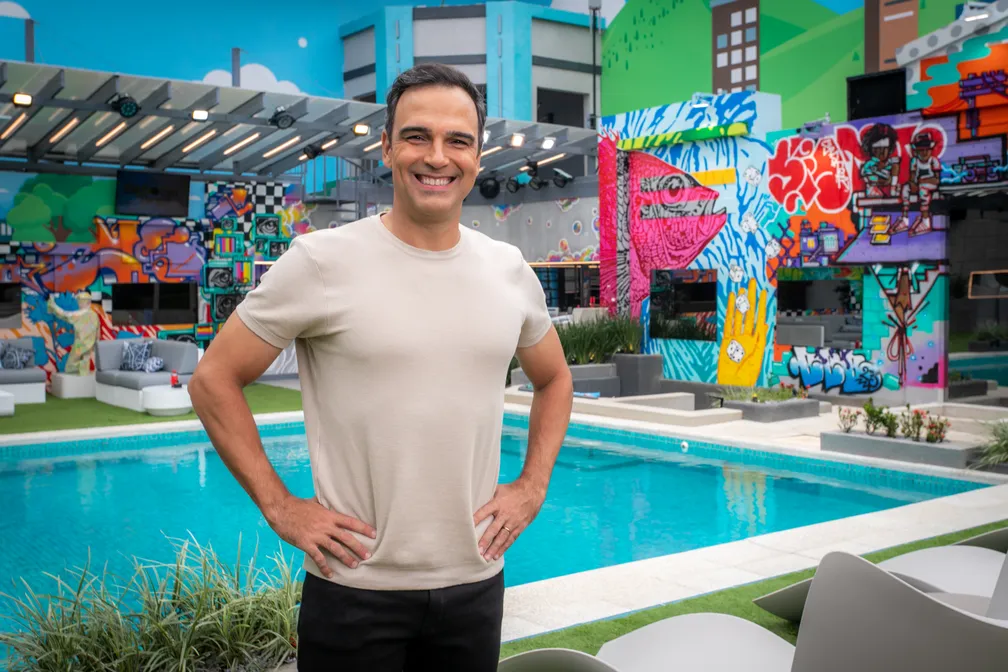 O apresentador Tadeu Schmit na antiga casa do BBB 23. (Fonte: Reprodução G1)