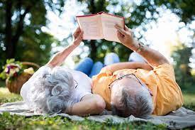 Idosos que leem: veja os benefícios da leitura nessa fase