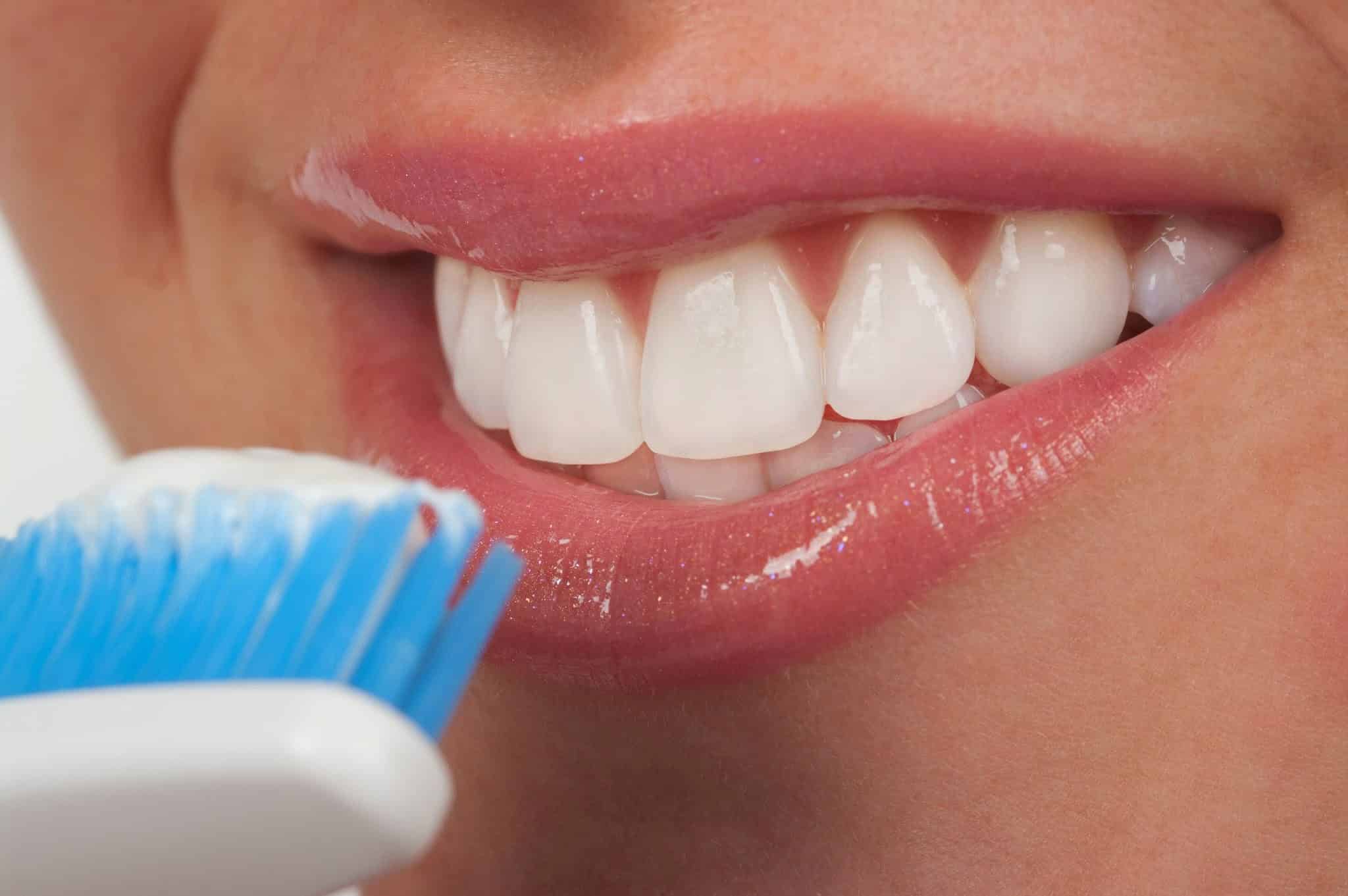 Creme dental com branqueadores: Faz mal usar todos os dias? Confira