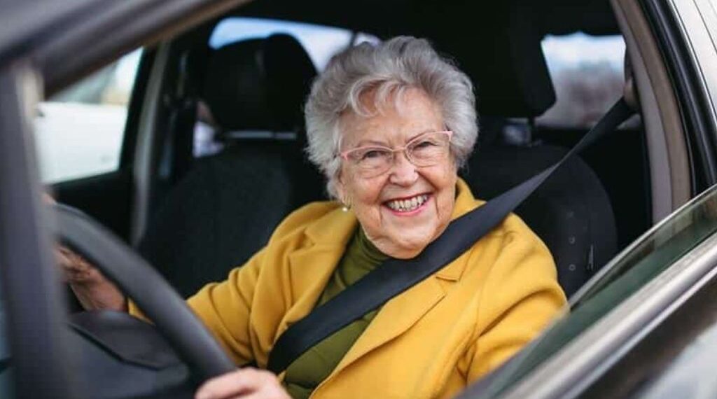 Idosa dirigindo o seu carro com CNH para idosos garantida