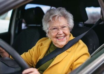 Idosa dirigindo o seu carro com CNH para idosos garantida