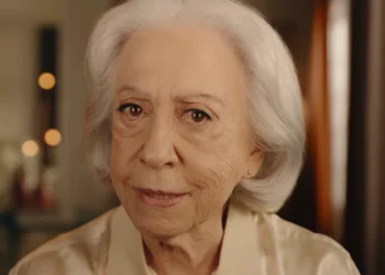 Fernanda Montenegro trava batalha na justiça após corte de benefício pelo INSS.