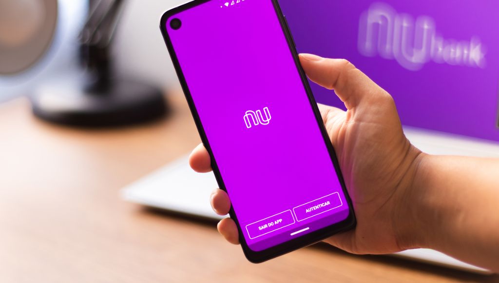 Celular mostrando como o aplicativo do Nubank funciona!