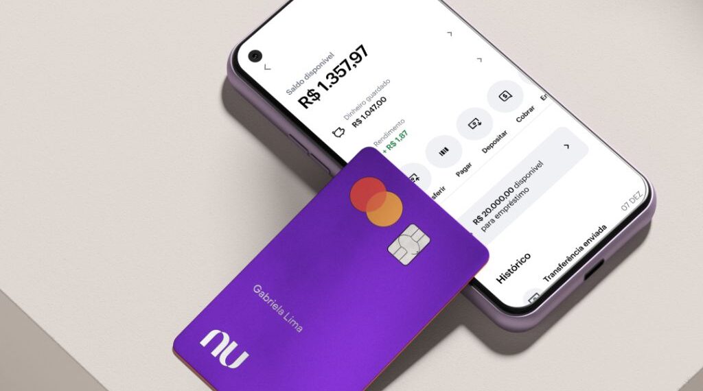 Celular com a conta Nubank aberta mostrando valor disponível