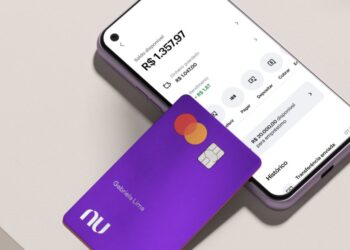 Celular com a conta Nubank aberta mostrando valor disponível