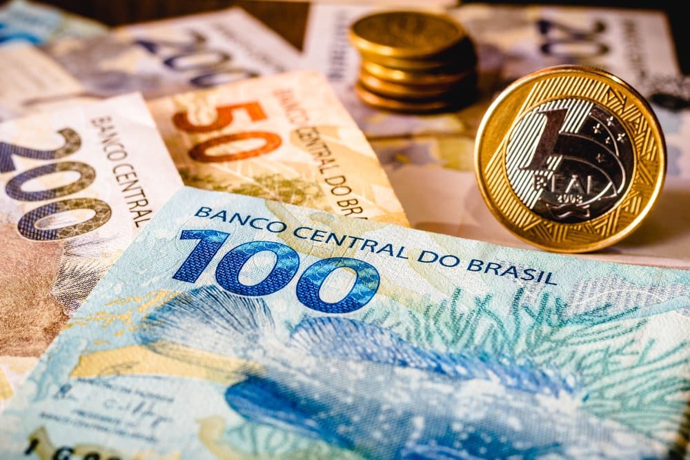 notas de 100, 200, 50 e moedas