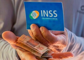 imagem com uma mão segurando o cartão do INSS e a outra as notas de 50 reais representando quanto tempo falta para me aposentar