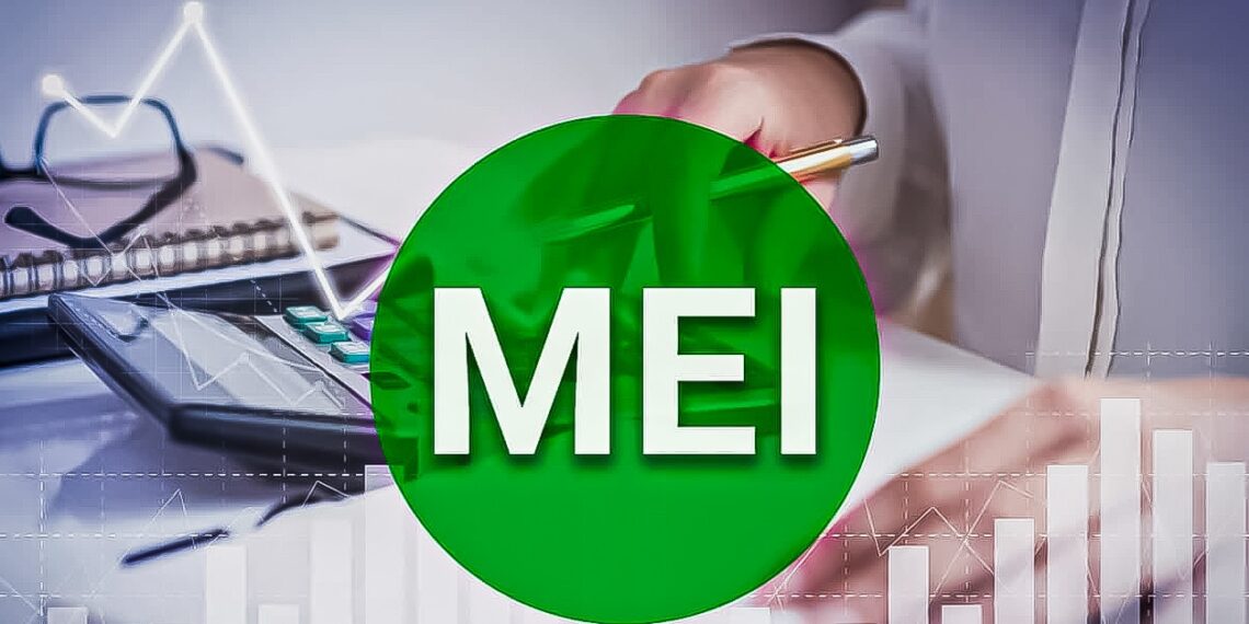 imagem mostra uma pessoa fazendo conta com a palavra MEI escrita para falar do limite de faturamento do MEI