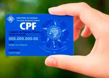 mão segurando o cartão de CPF para falar sobre o CPF na nota