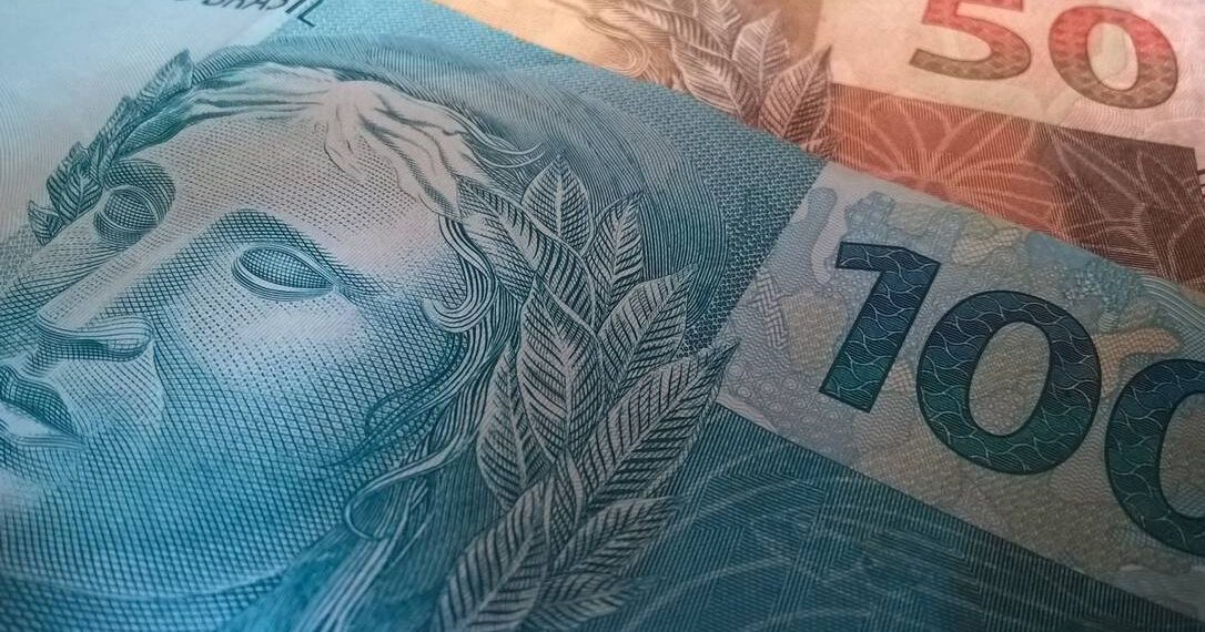 notas de dinheiro representando que o INSS aumenta pagamentos