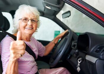 imagem com uma senhora dirigindo após ter a CNH gratuita para idosos