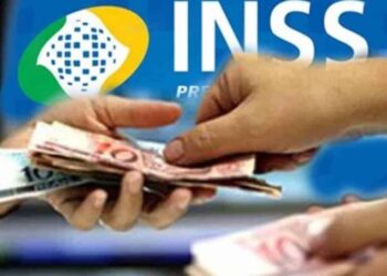 imagem com pessoa recebendo dinheiro com imagem do inss ao fundo para falar do empréstimos consignados