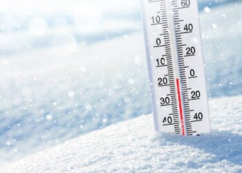 imagem com um termômetro na neve para falar sobre o alerta de neve no Sul do Brasil
