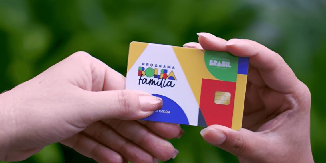imagem de uma pessoa segurando o cartão do Bolsa Família 2024