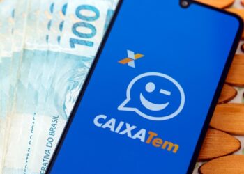 imagem de um telefone com o aplicativo da Caixa tem aberto para falar do crédito SIM Digital