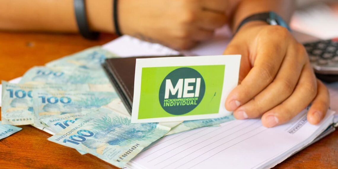 imagem de uma pessoa segurando o cartão escrito MEI para falar sobre o DASN-SIMEI