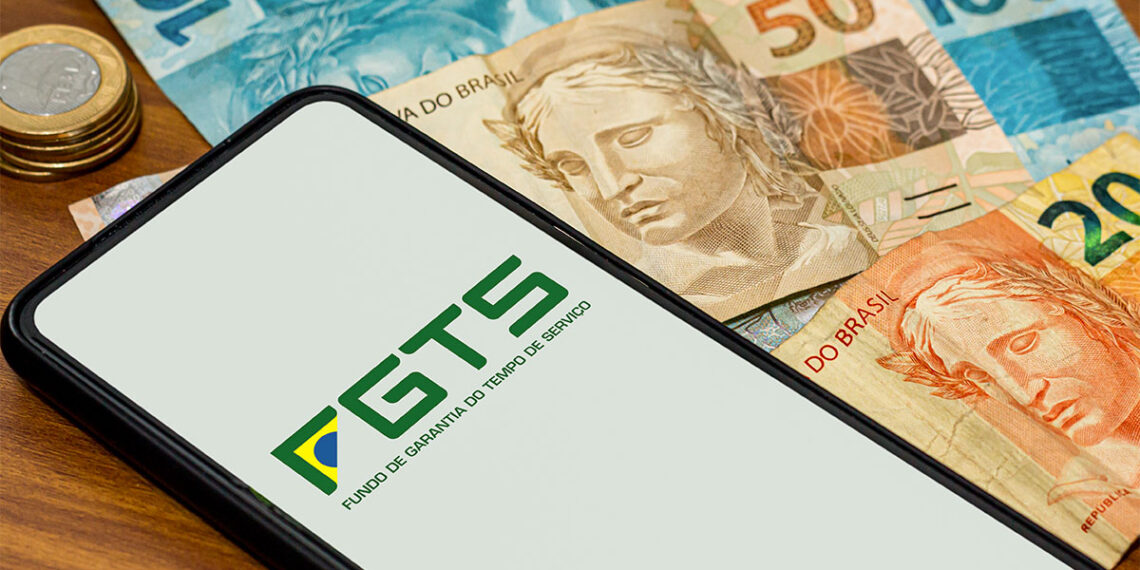 imagem de um celular com o app do fgts aberto para falar do Saque Calamidade