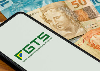 imagem com celular mostrando o app do FGTS para falar do saque-aniversário