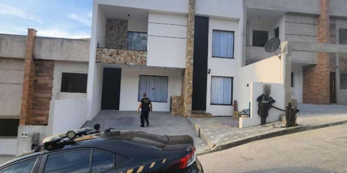policiais investigando casa