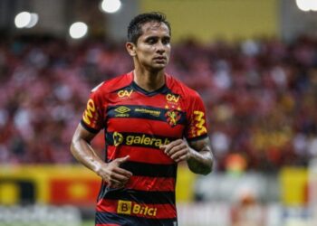 Everton Felipe vestindo a camiseta do Sport