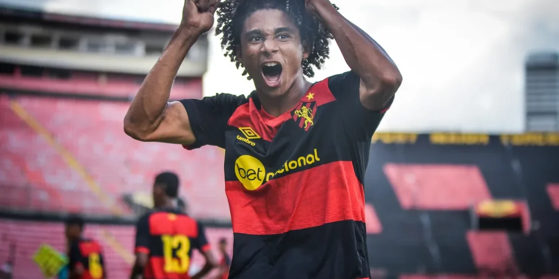 Pedro Lima comemorando em campo