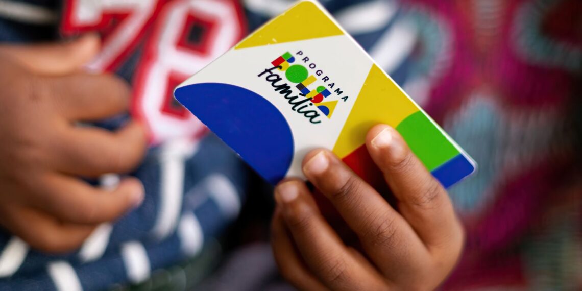 imagem de uma pessoa segurando o cartão do Bolsa Família