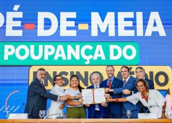 imagem do presidente Lula e sua equipe no lançamento do programa Pé-de-Meia