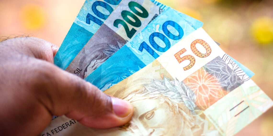 imagem de dinheiro que cai com o pagamento do 13º salário