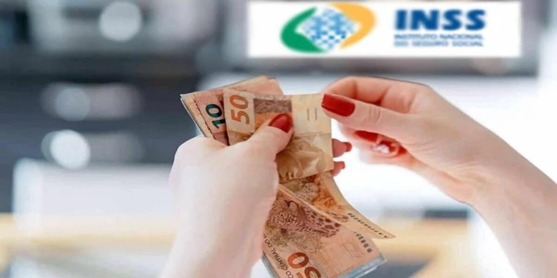 imagem de uma mão contando dinheiro que recebeu com o pagamento do 13º salário