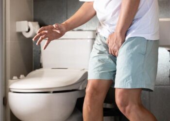 uma pessoa indo ao banheiro a noite