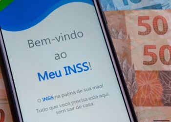 imagem de um celular com o app do inss para falar do calendário de pagamento