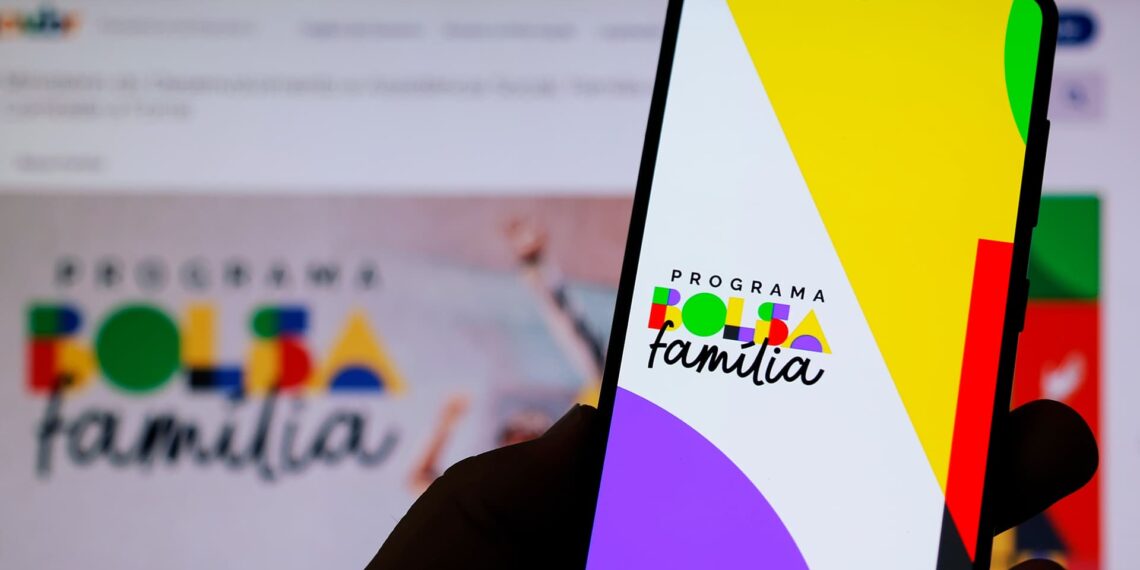 imagem do celular com o logo do bolsa família