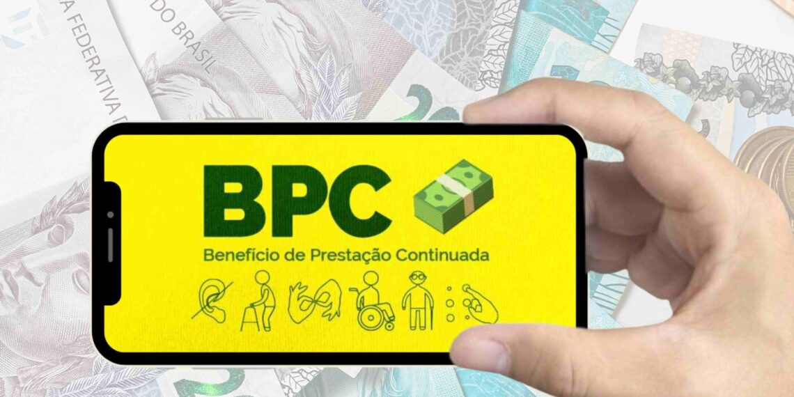 imagem com uma mão segurando o celular e escrito Benefício de Prestação Continuada (BPC)