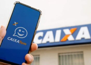 imagem mostra o celular com o app da caixa aberto para falar do auxílio reconstrução