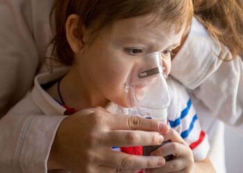 imagem de um bebê fazendo medicação