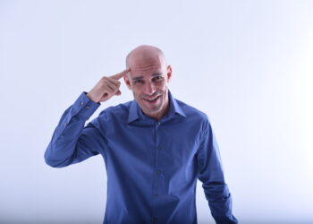 renato alves com a mão na cabeça