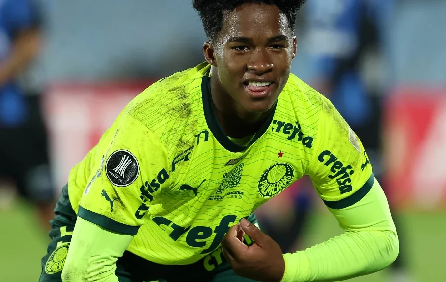 Imagem do endrick vestindo a camiseta do palmeiras