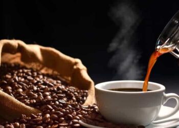 imagem de grãos e a bebida do café para falar que a ANVISA interdita cafés