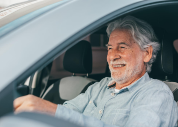idosos dentro do carro