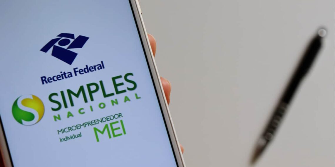 imagem de uma celular com o app do MEI aberto para falar sobre o sistema domicílio judicial