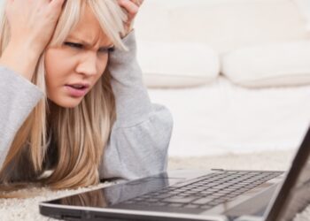 imagem mostra mulher frustrada com o computador