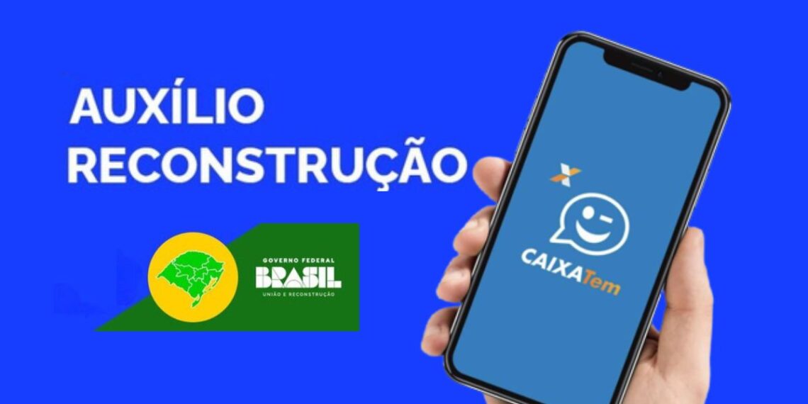 imagem com fundo azul, uma pessoa segurando um celular com o app do Caixa Tem aberto para mostrar onde receber o Auxílio Reconstrução.