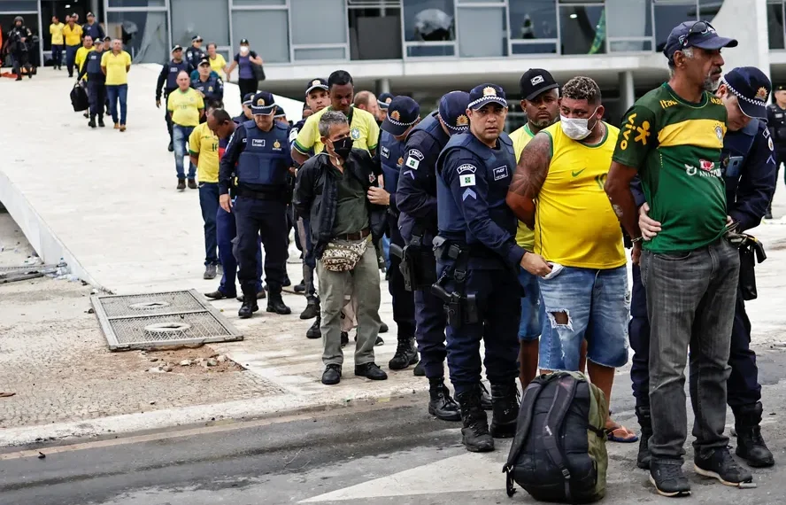 imagem de envolvidos em atos antidemocráticos em 8 de janeiro