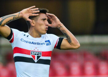Imagem do Ricardo Centurión durante o jogo com a camiseta do são paulo
