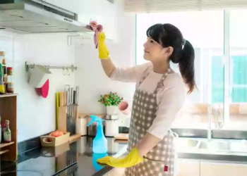 mulher limpando casa