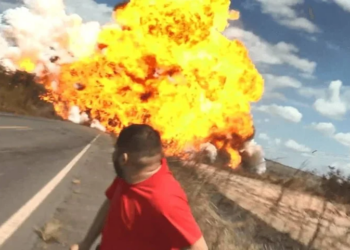 caminhão-tanque explodindo